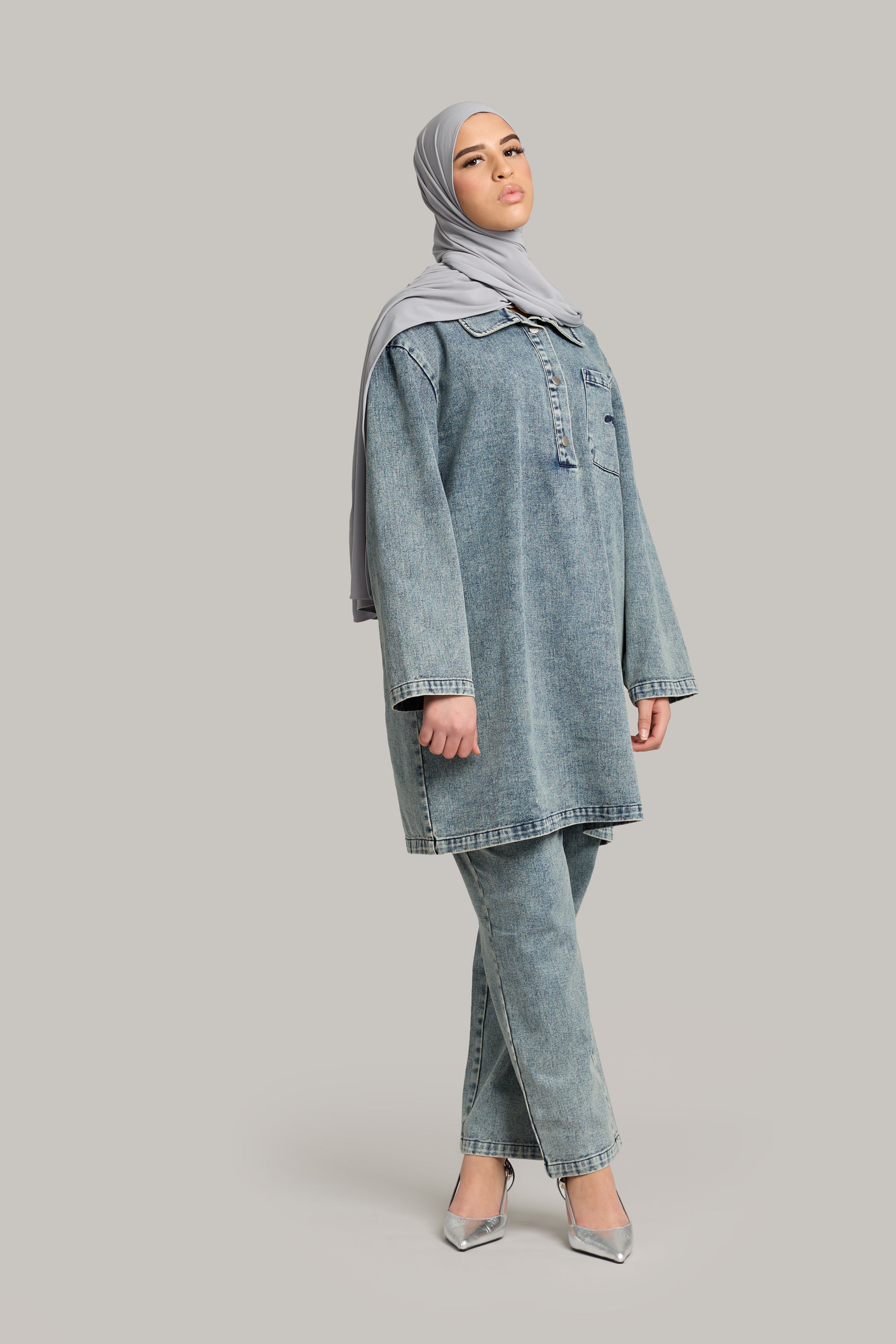 model draagt de denim twinset in de kleur blauw van het merk ENTI 
