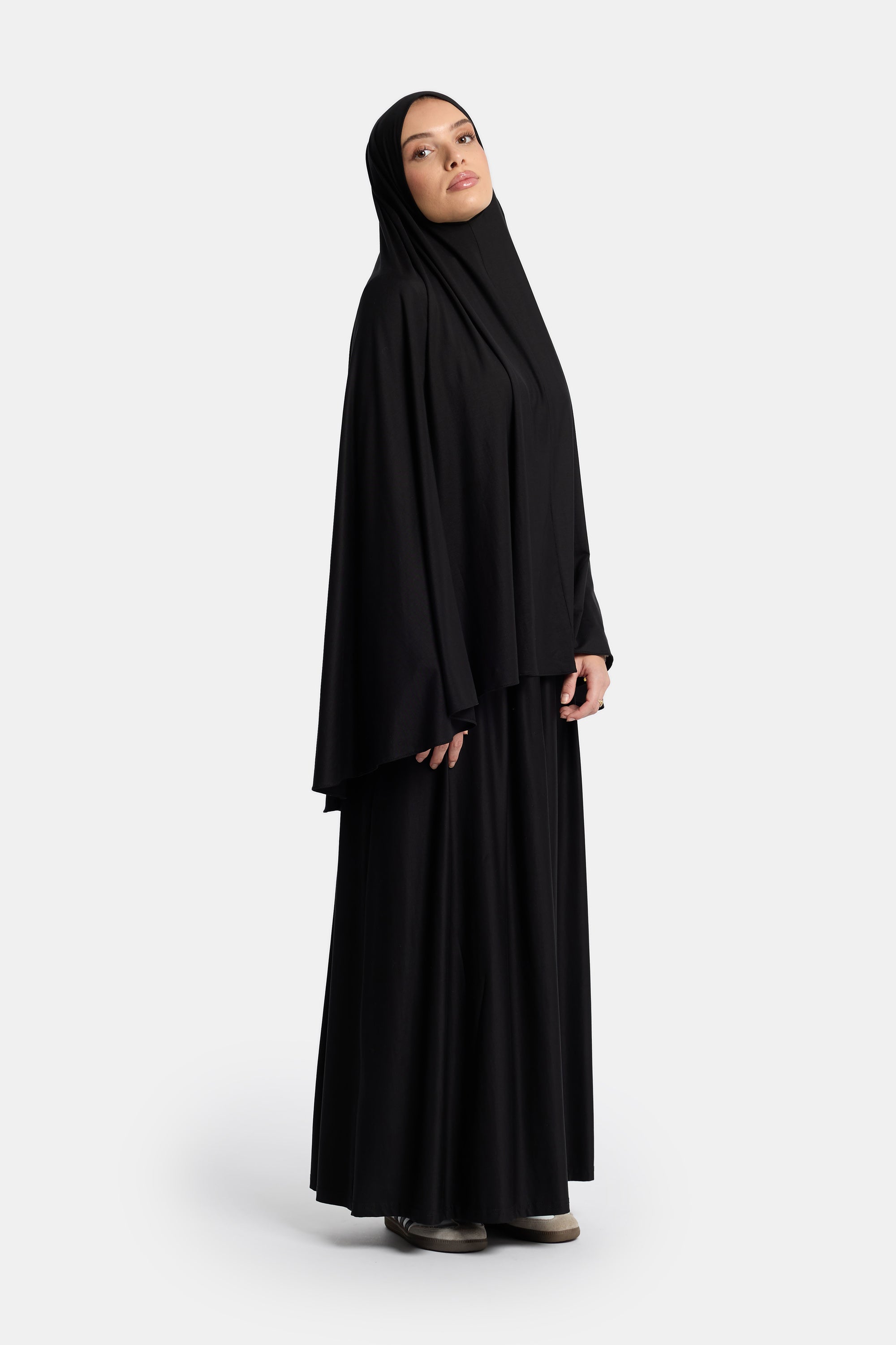 model draagt breathable modal khimar set in het zwart van het merk enti