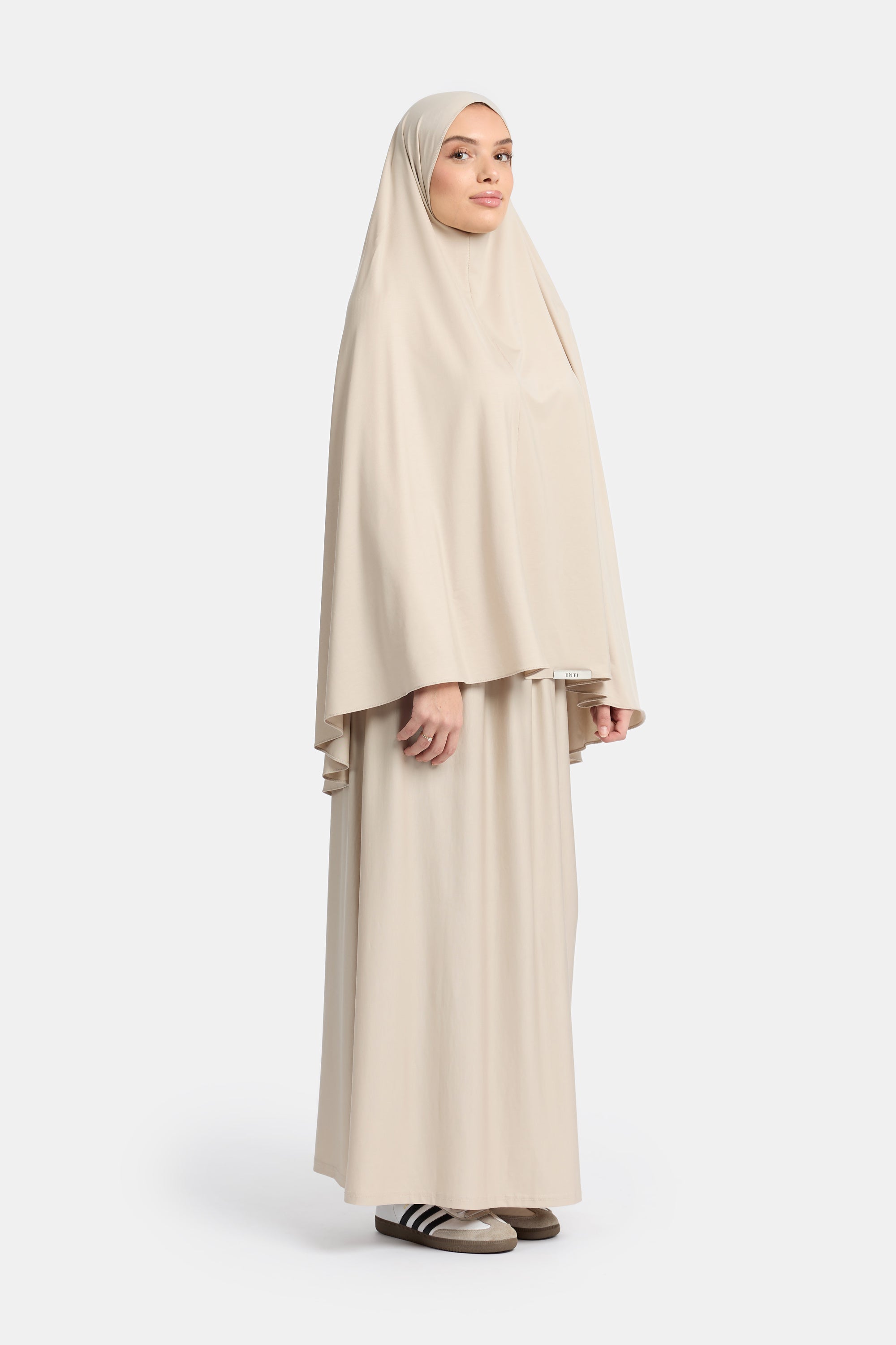 model draagt de breathable modal khimar set an het merk enti in de kleur royal beige