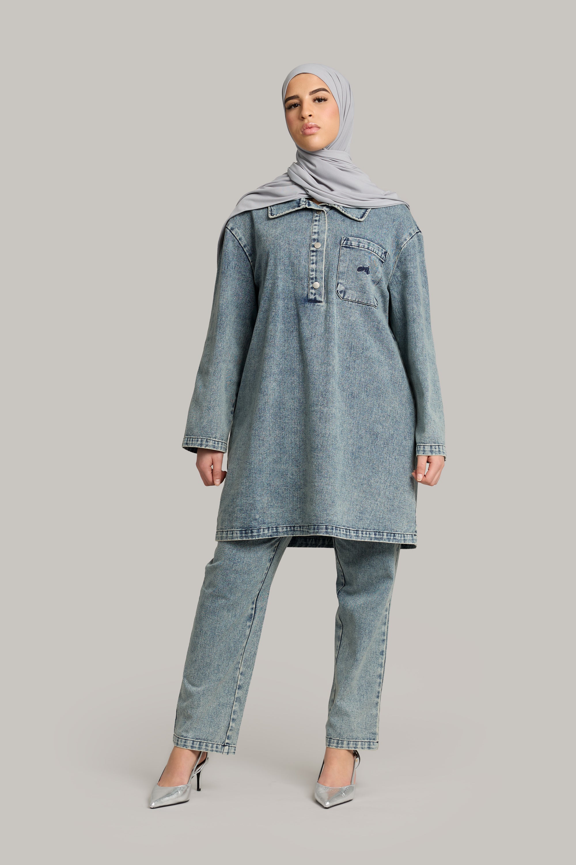 model draagt de denim twinset in de kleur blauw van het merk ENTI 