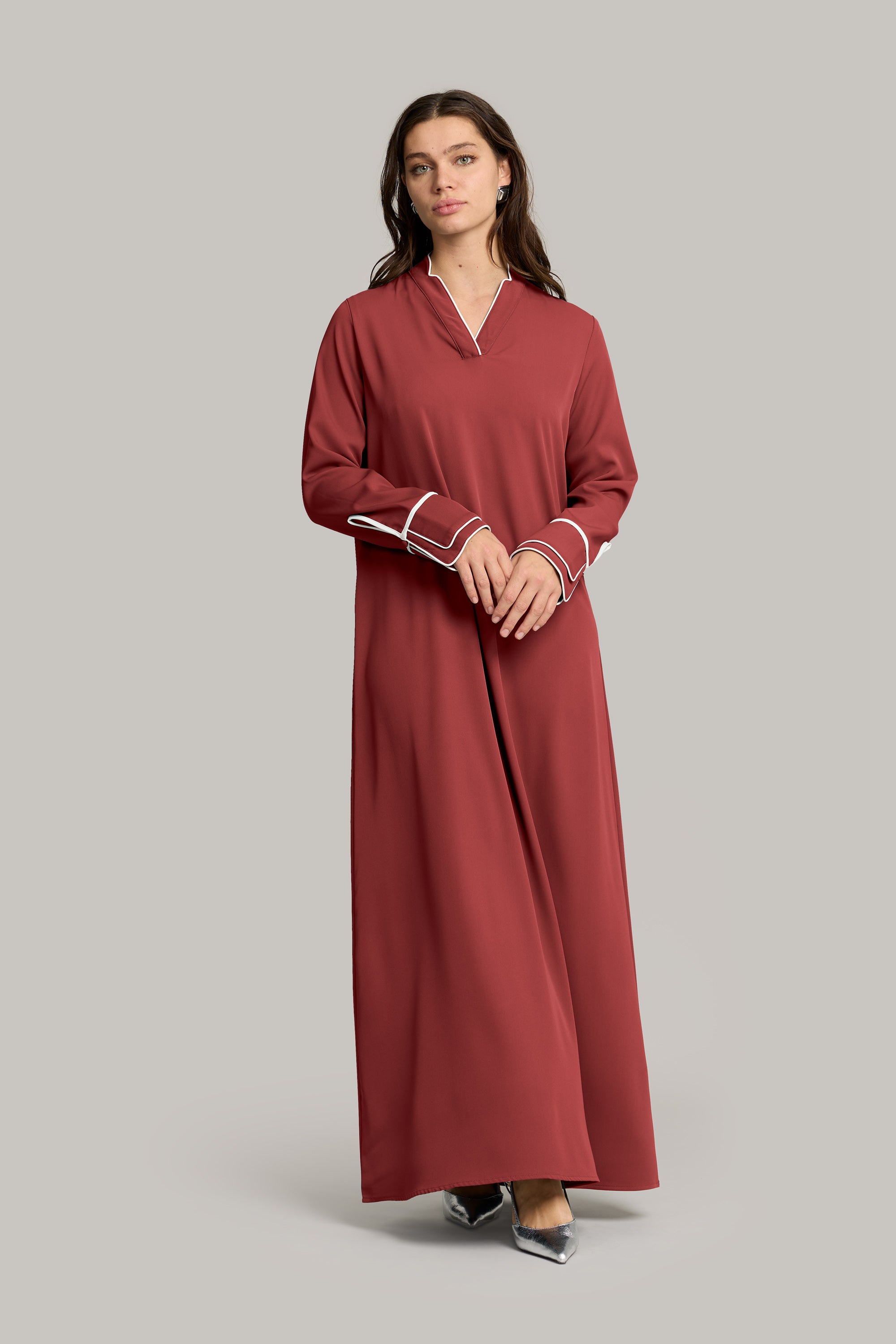 model draagt de double sleeve dress in de kleur burgundy van het merk ENTI.