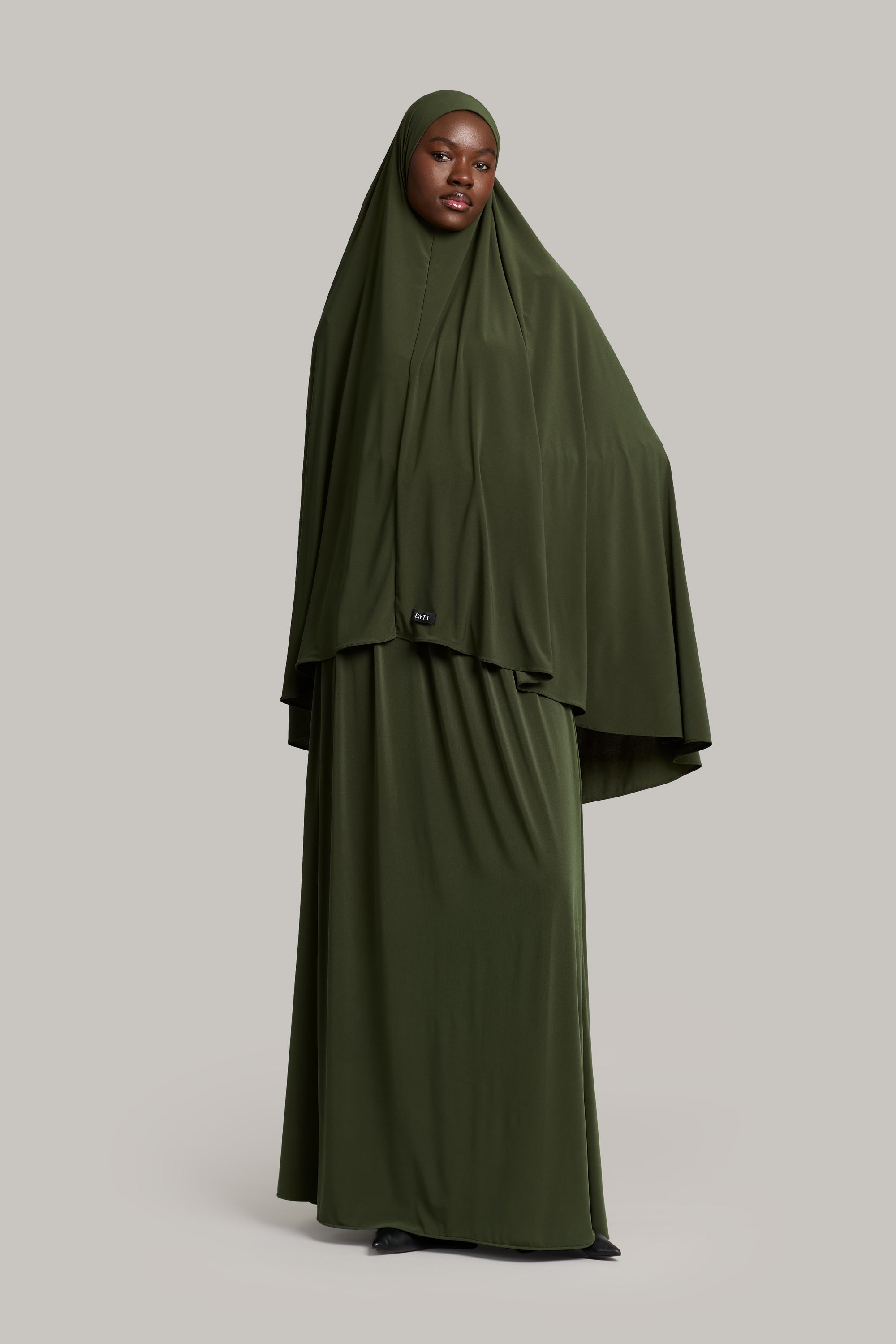 model draagt breathable jersey khimar set van het merk ENTI in de kleur khaki groen.