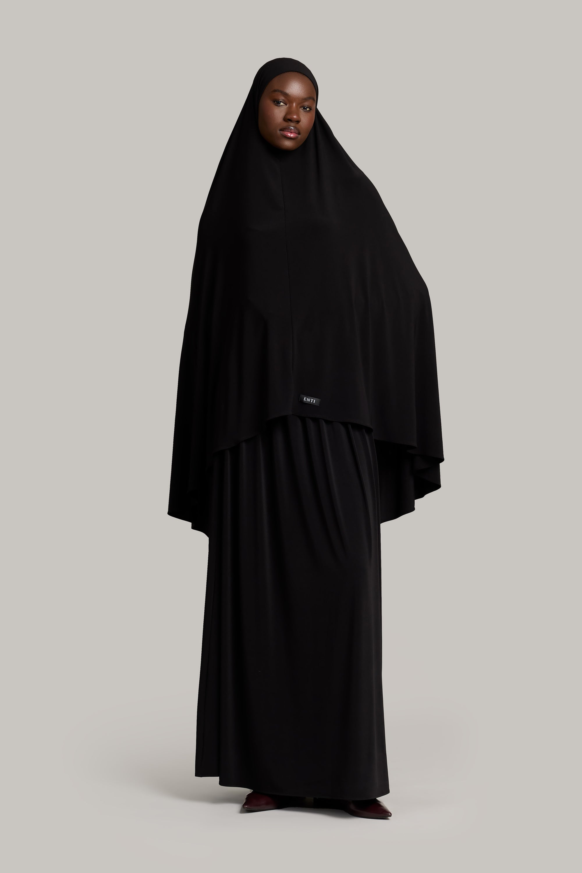 model draagt breathable jersey khimar set van het merk ENTI in de kleur zwart.