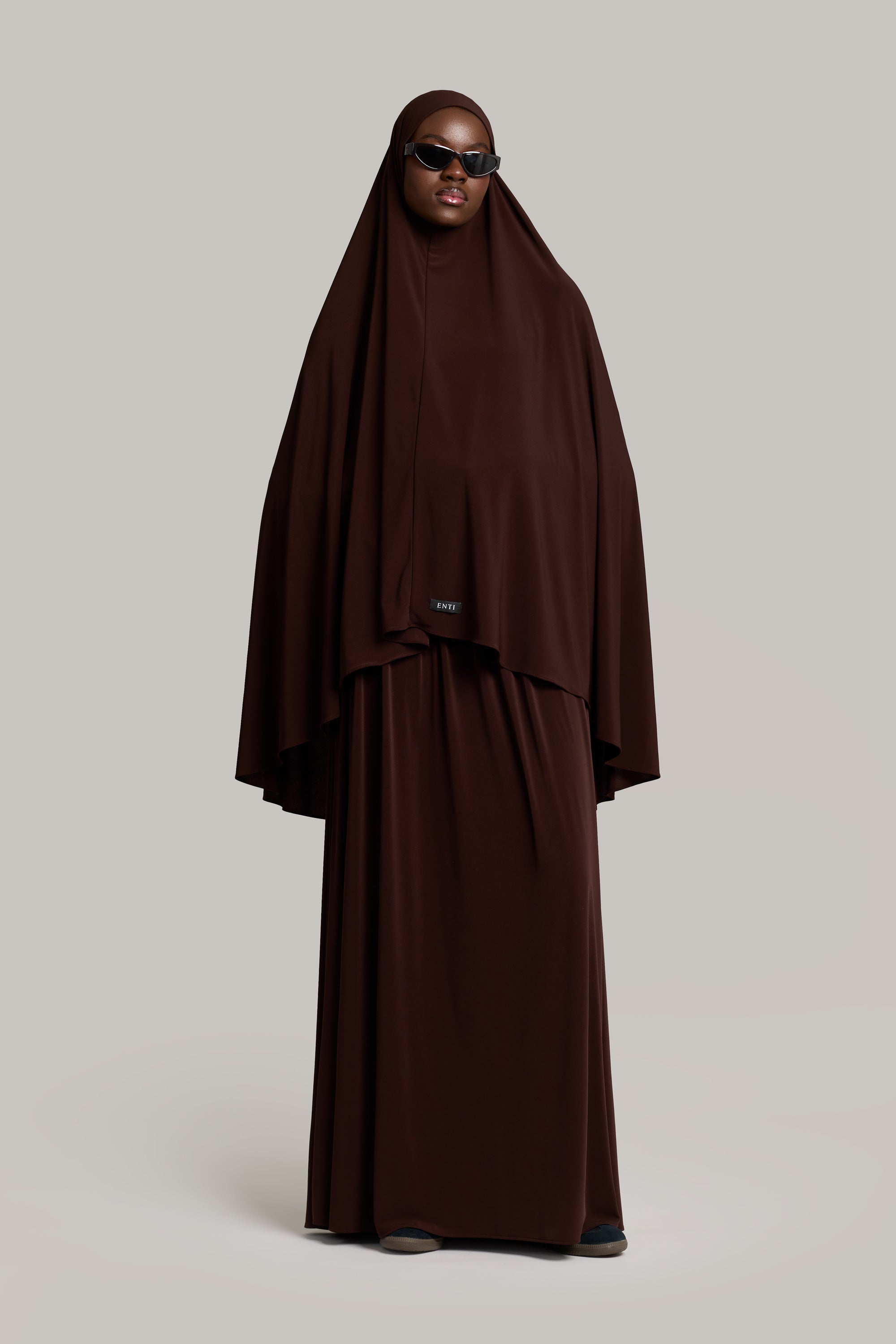 model draagt breathable jersey khimar set van het merk ENTI in de kleur donker bruin.