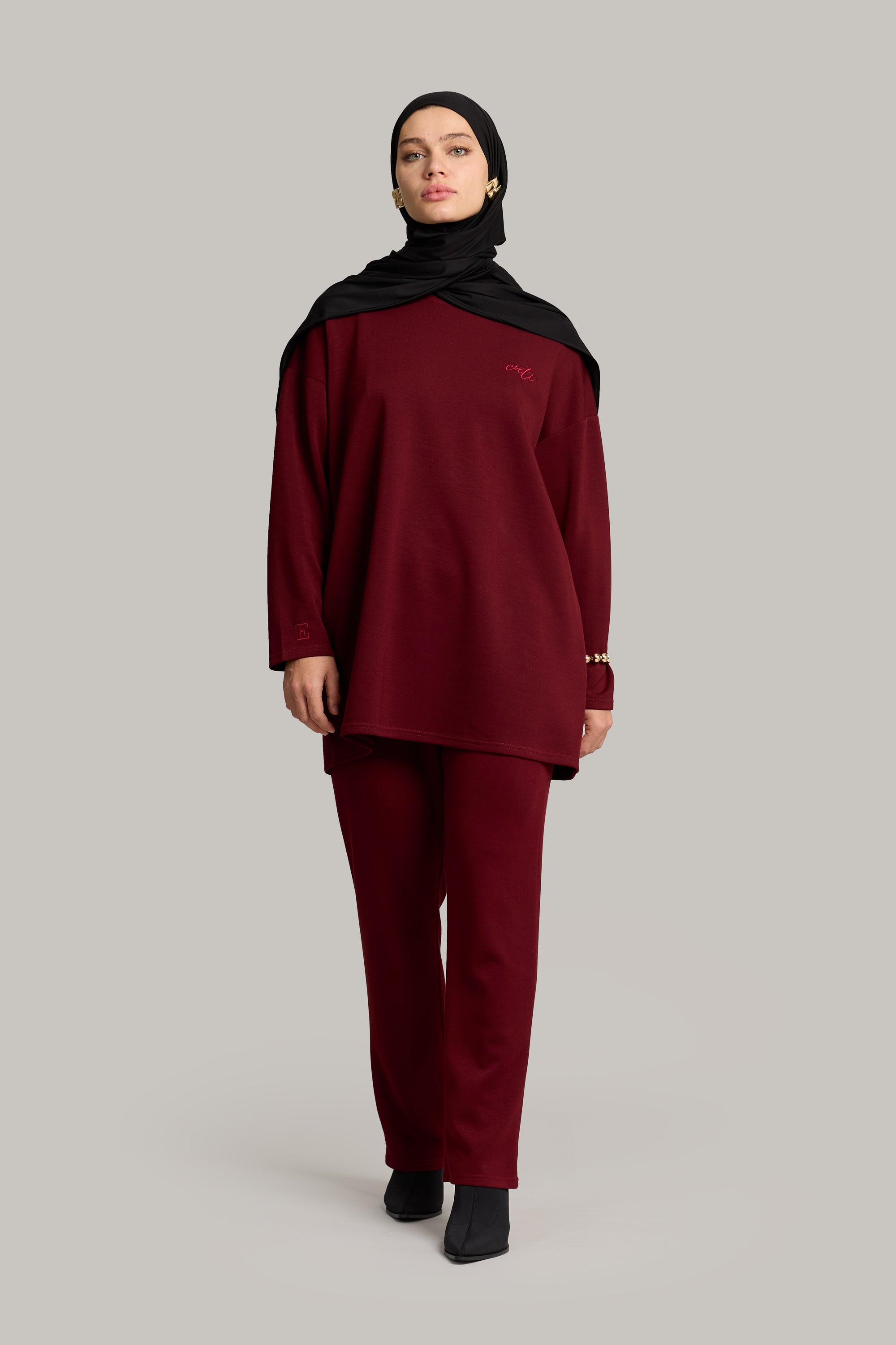 voor aanzicht van model die comfy twinset draagt in de kleur burgundy van het merk ENTI.