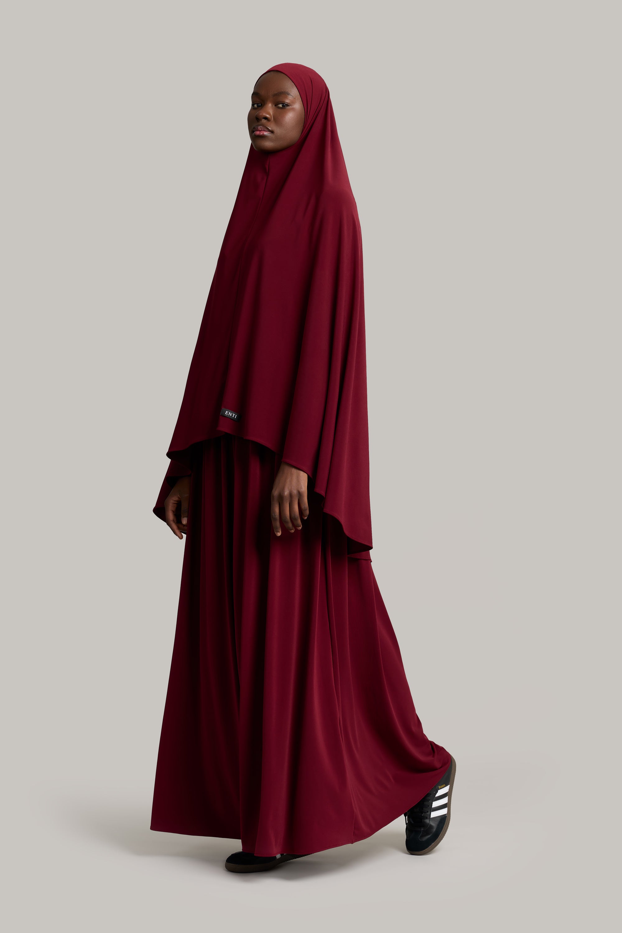 model draagt breathable jersey khimar set van het merk ENTI in de kleur burgundy.