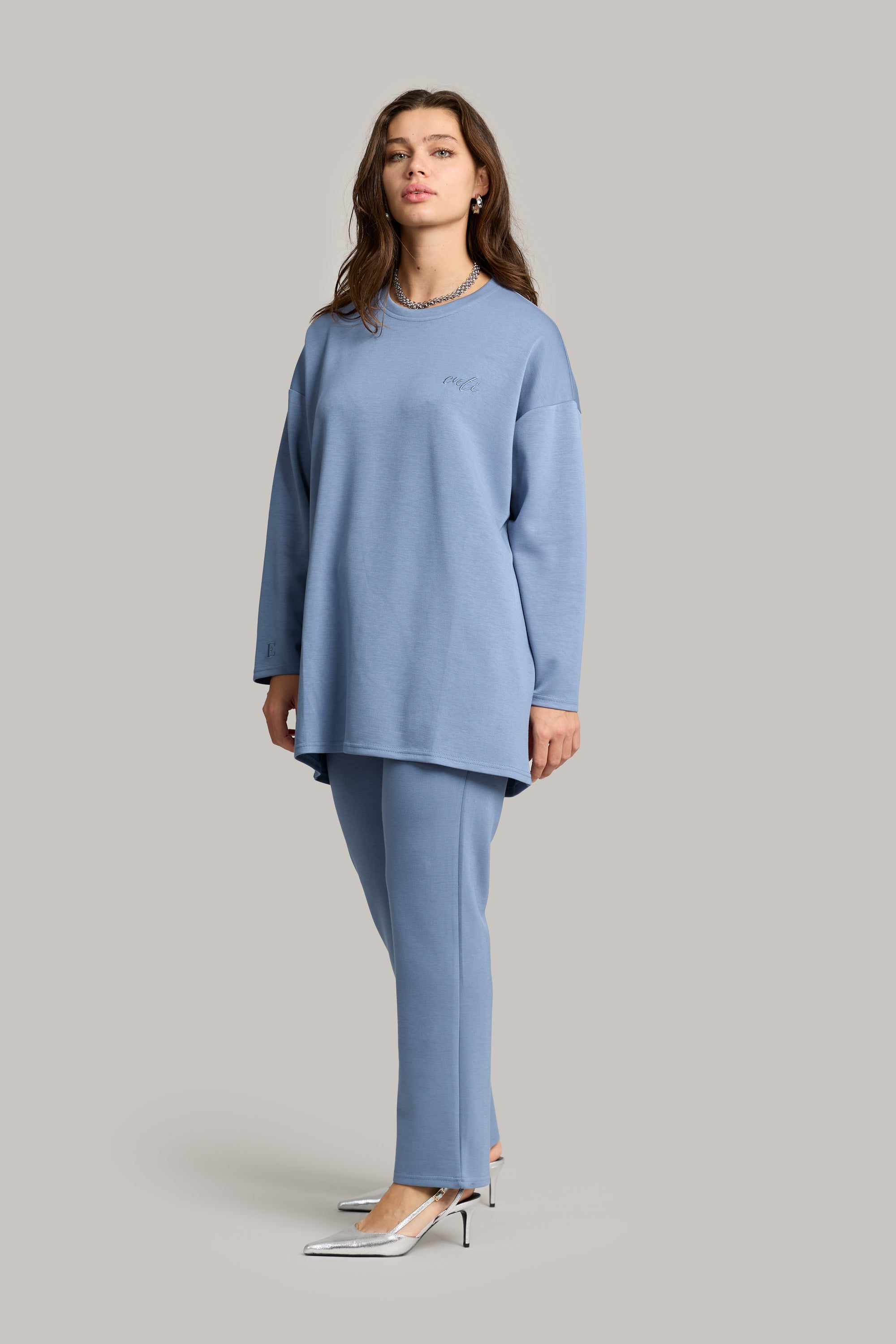 voor aanzicht van model die comfy twinset draagt in de kleur zacht blauw van het merk ENTI.