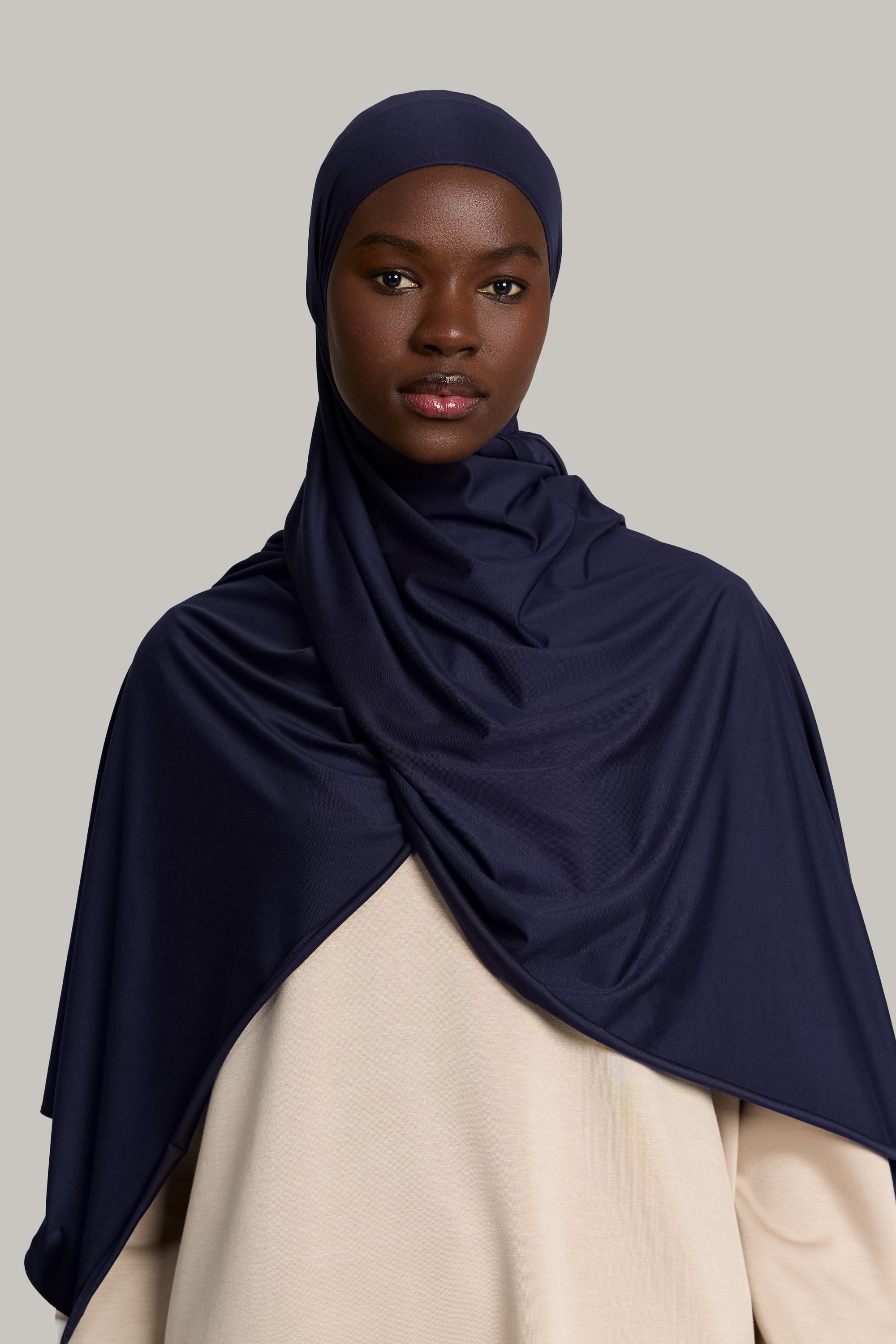 model draagt breathable modal hoofddoek in de kleur dark blue