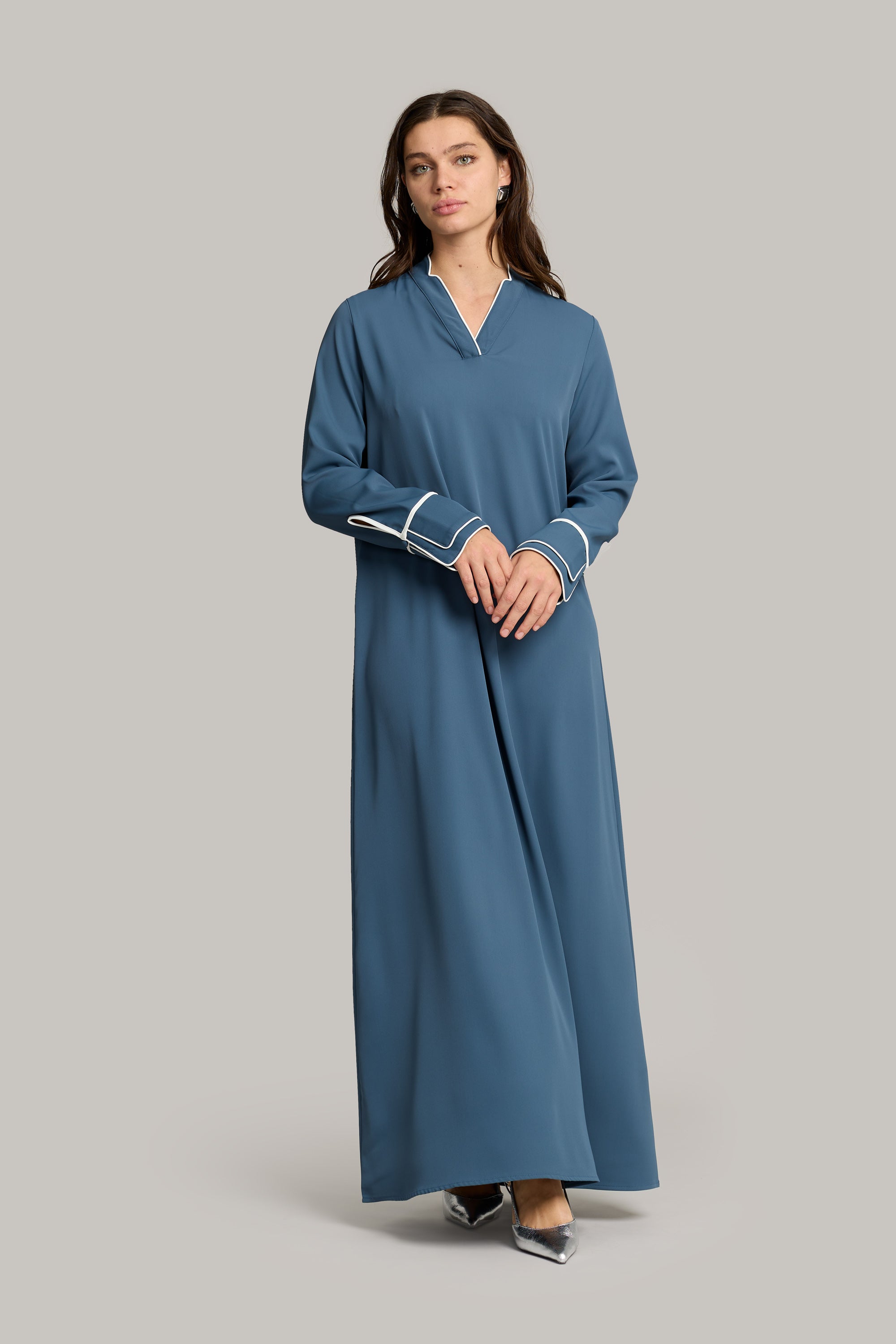 model draagt de double sleeve dress in de kleur zacht blue van het merk ENTI.