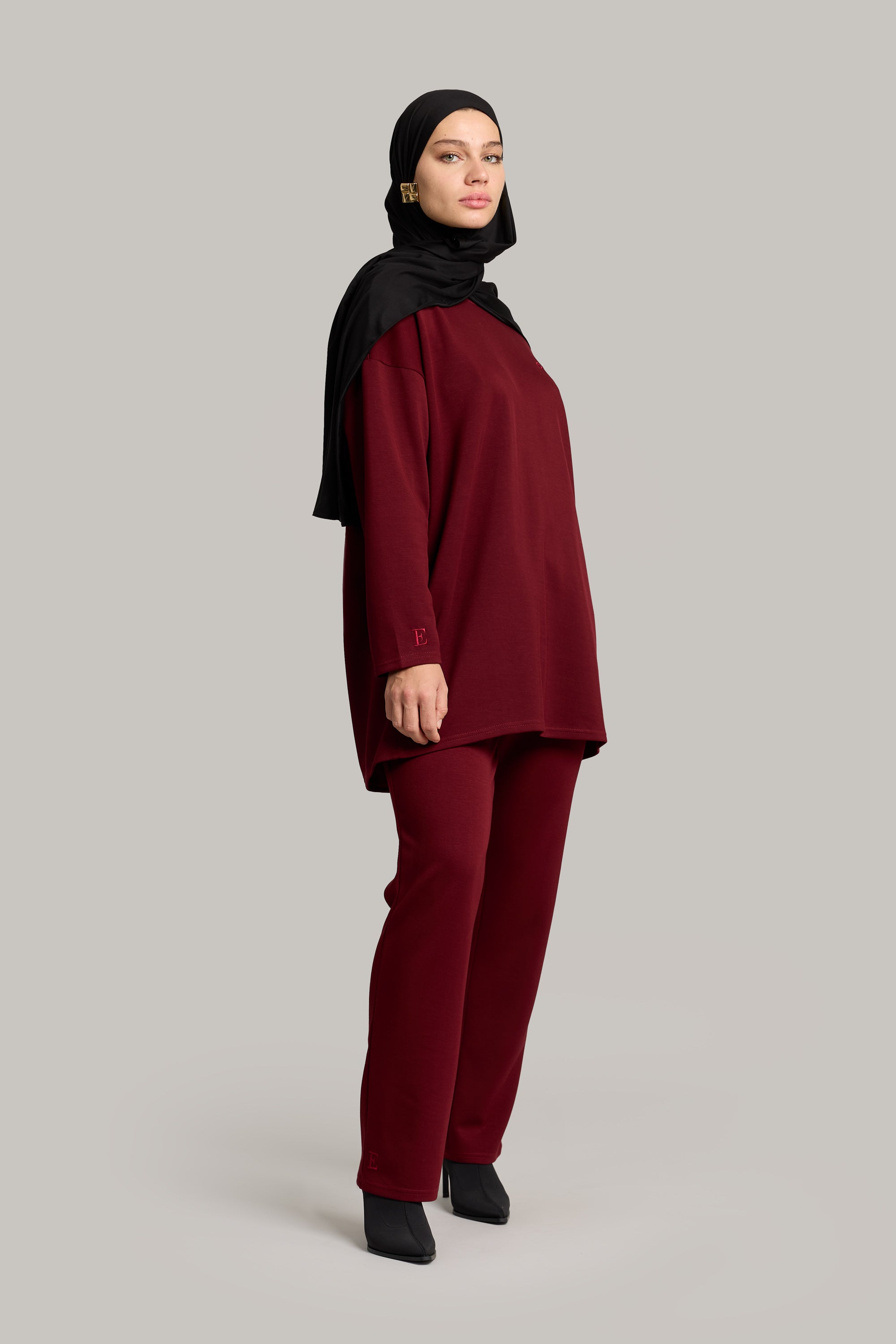 zij aanzicht van model die comfy twinset draagt in de kleur burgundy van het merk ENTI.